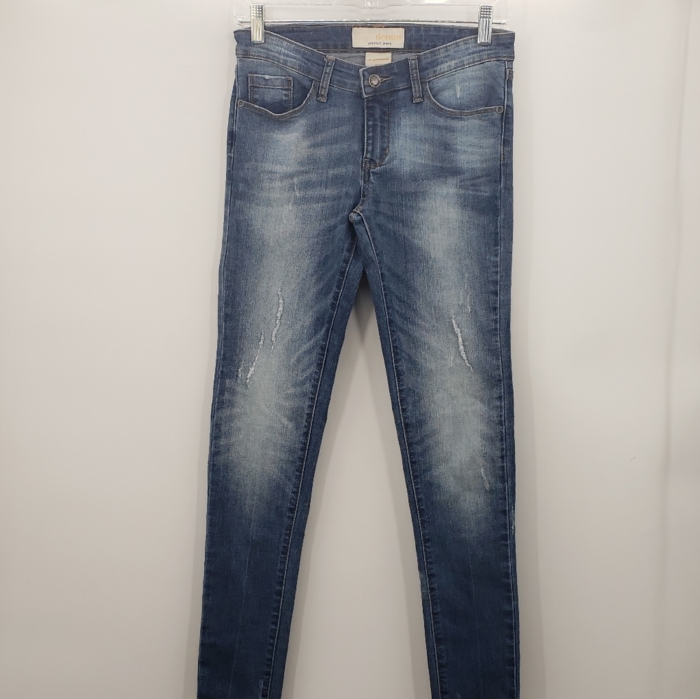NWOT STRETCH DISTRESSED JEANS. JEAN SALE !!